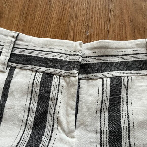 Express Mid Rise Pull On Trouser Shorts Stripe White Black Women’s Size 4 - Picture 4 of 7